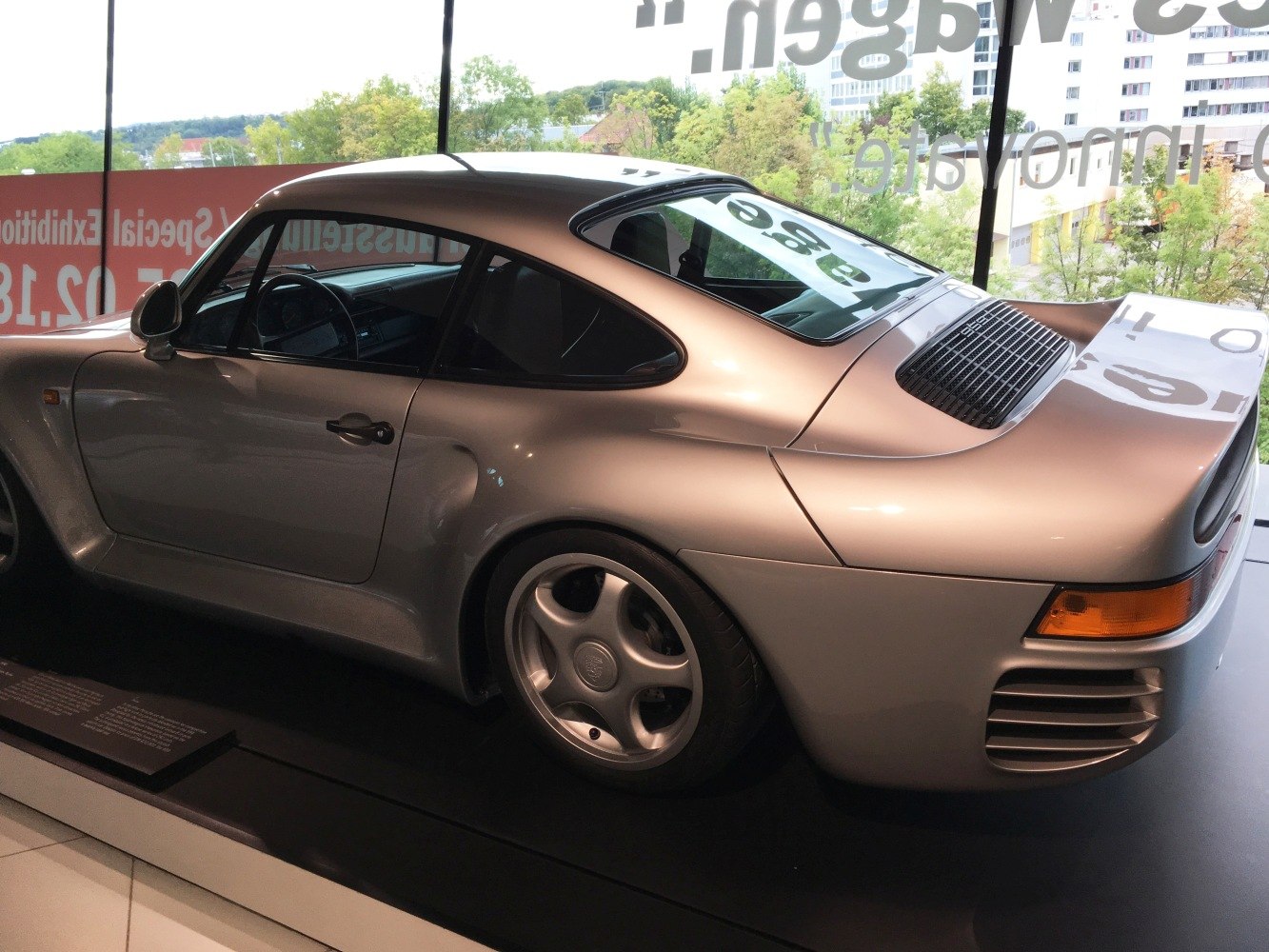 https://totalrenting.es/wp-content/uploads/2022/10/porsche-959-1987-2-8-450-cv-awd-coupe-6.png