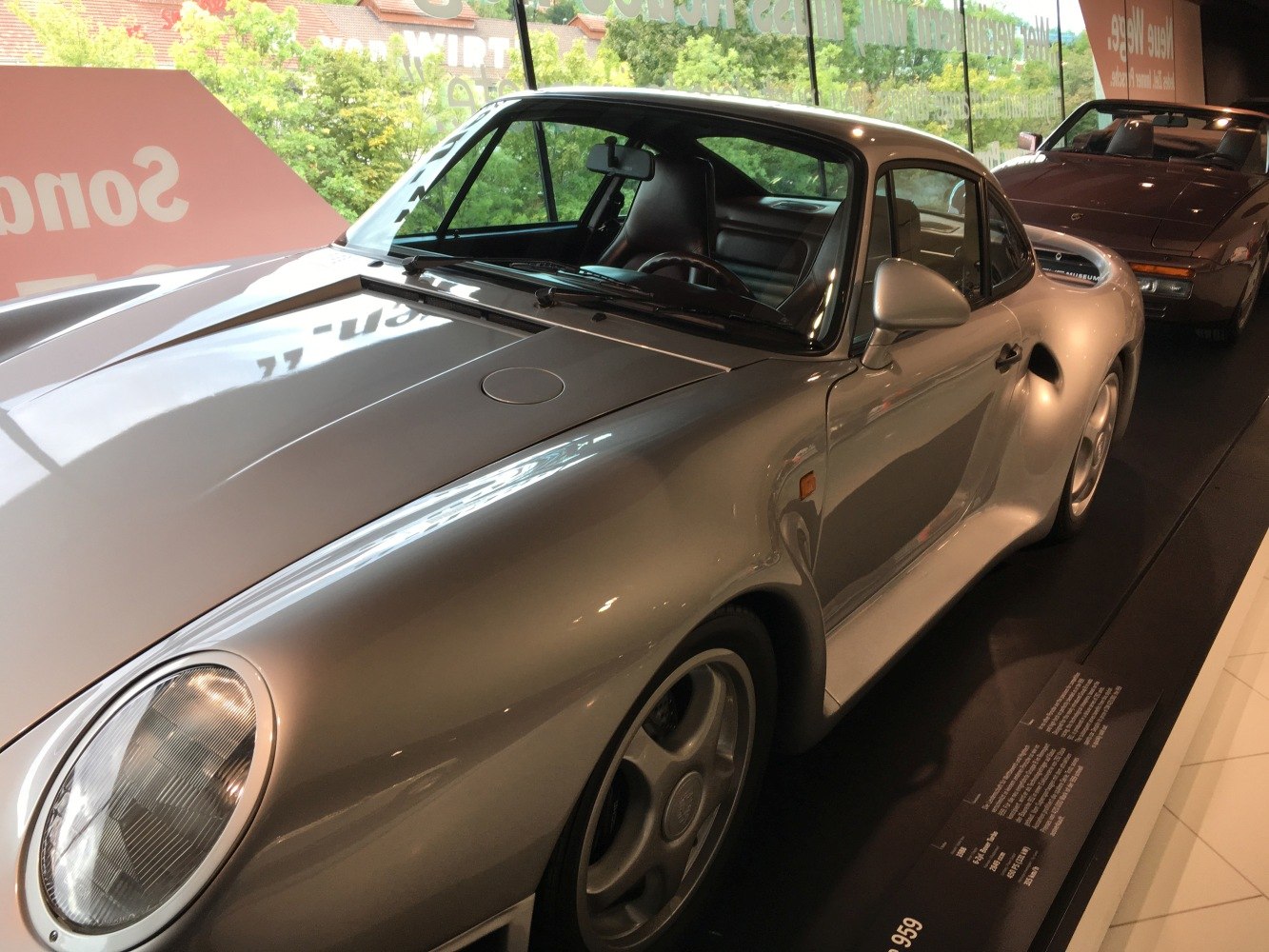 https://totalrenting.es/wp-content/uploads/2022/10/porsche-959-1987-2-8-450-cv-awd-coupe-7.png