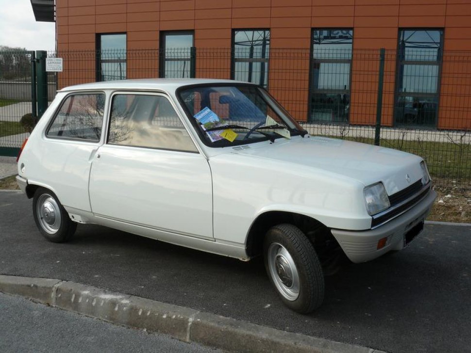https://totalrenting.es/wp-content/uploads/2022/10/renault-5-1972-0-8-37-cv-hatchback.png