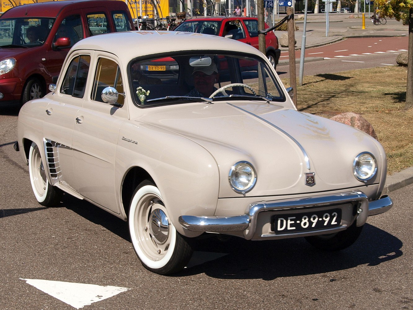 https://totalrenting.es/wp-content/uploads/2022/10/renault-dauphine-1956-0-8-30-cv-berlina.png