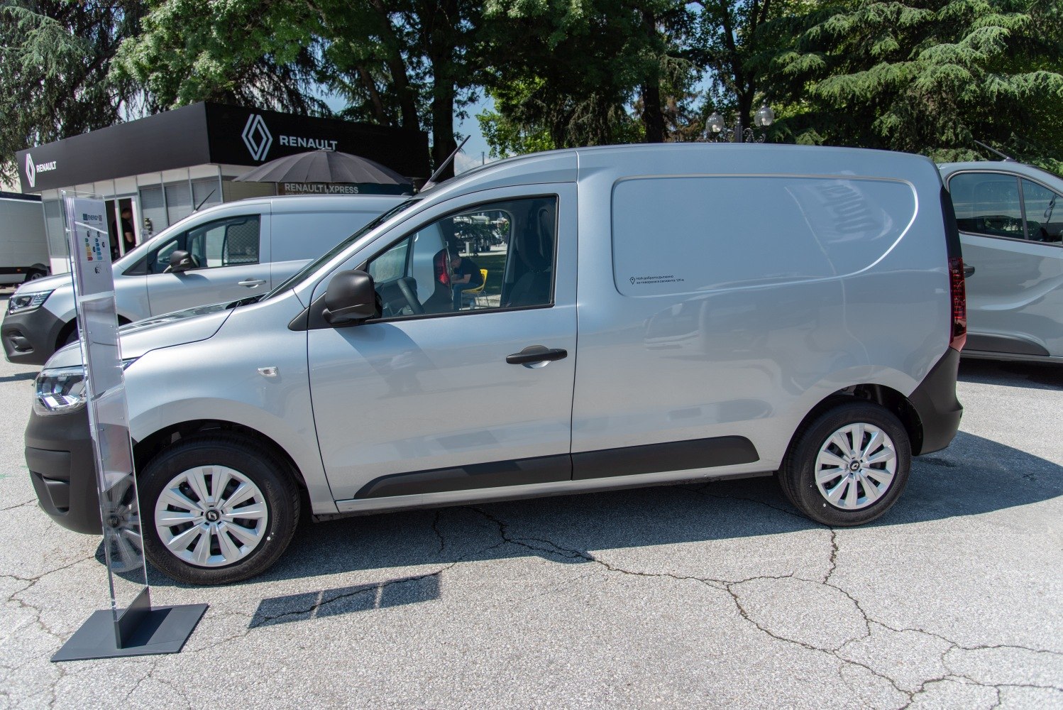 https://totalrenting.es/wp-content/uploads/2022/10/renault-express-ii-van-2021-1-3-tce-100-cv-fap-minivan-9.png
