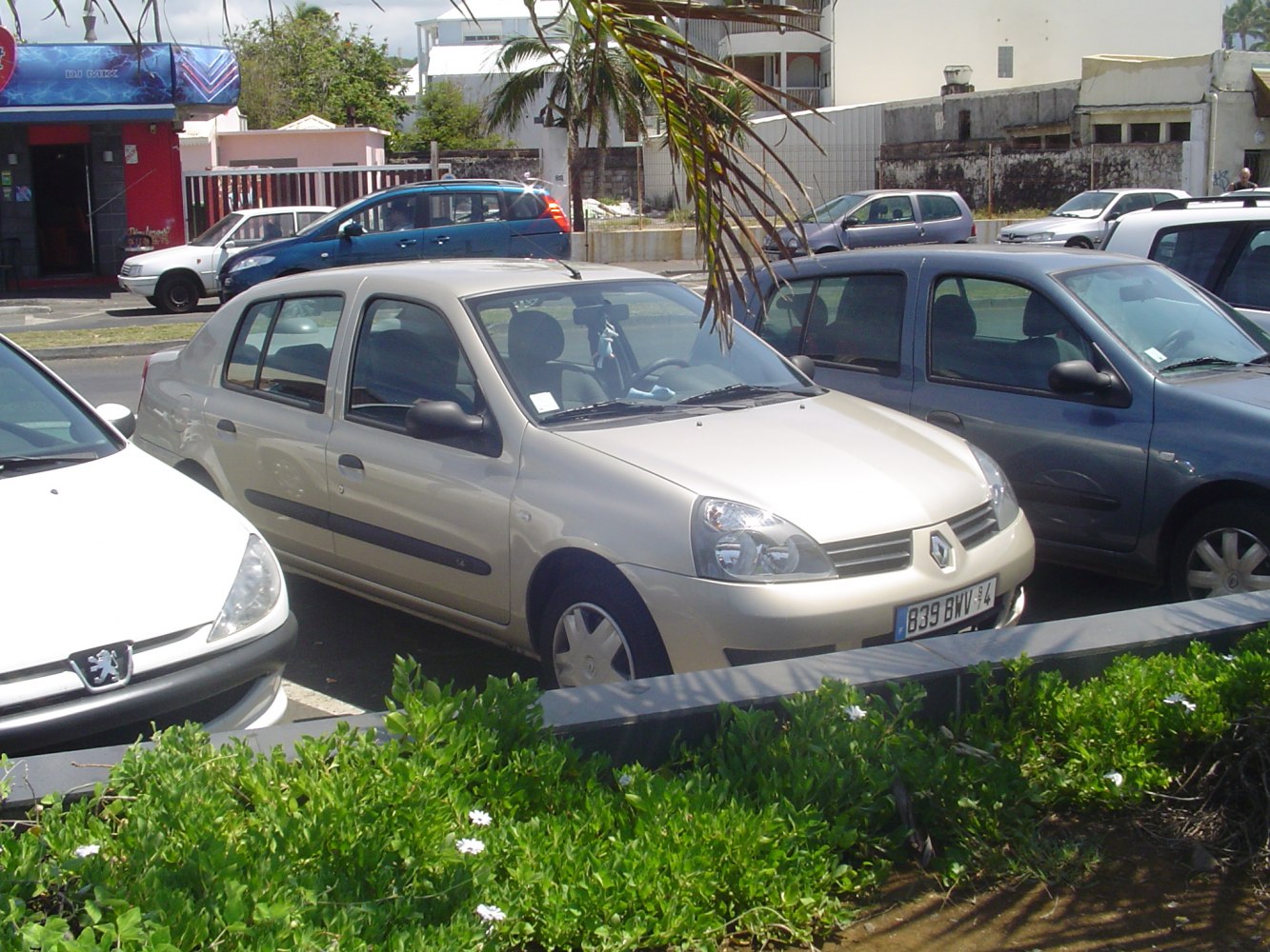 Фото Renault Symbol (2002 - 2008), поколение I