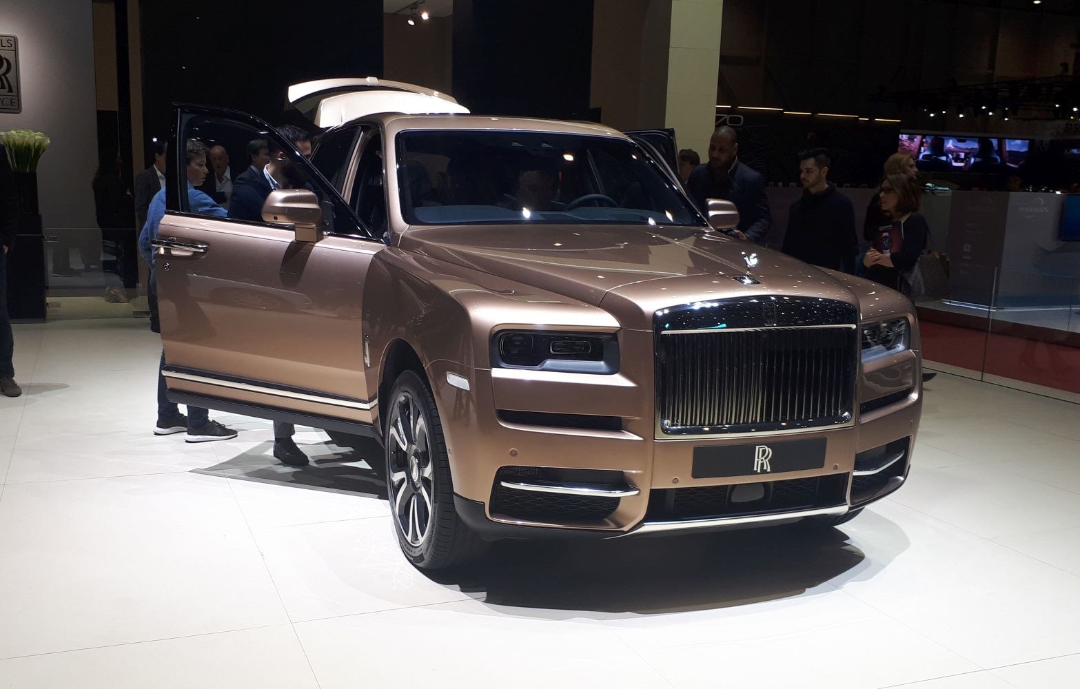 https://totalrenting.es/wp-content/uploads/2022/10/rolls-royce-cullinan-2019-6-7-v12-571-cv-awd-automatic-suv-2.png