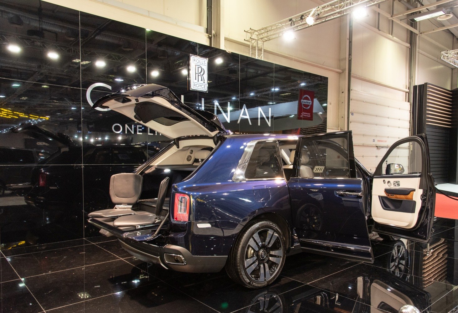 https://totalrenting.es/wp-content/uploads/2022/10/rolls-royce-cullinan-2019-6-7-v12-571-cv-awd-automatic-suv-20.png
