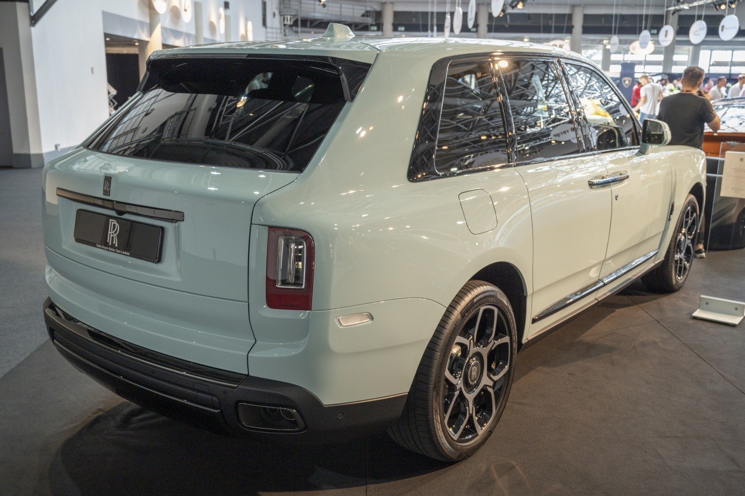 https://totalrenting.es/wp-content/uploads/2022/10/rolls-royce-cullinan-2019-6-7-v12-571-cv-awd-automatic-suv-25.png