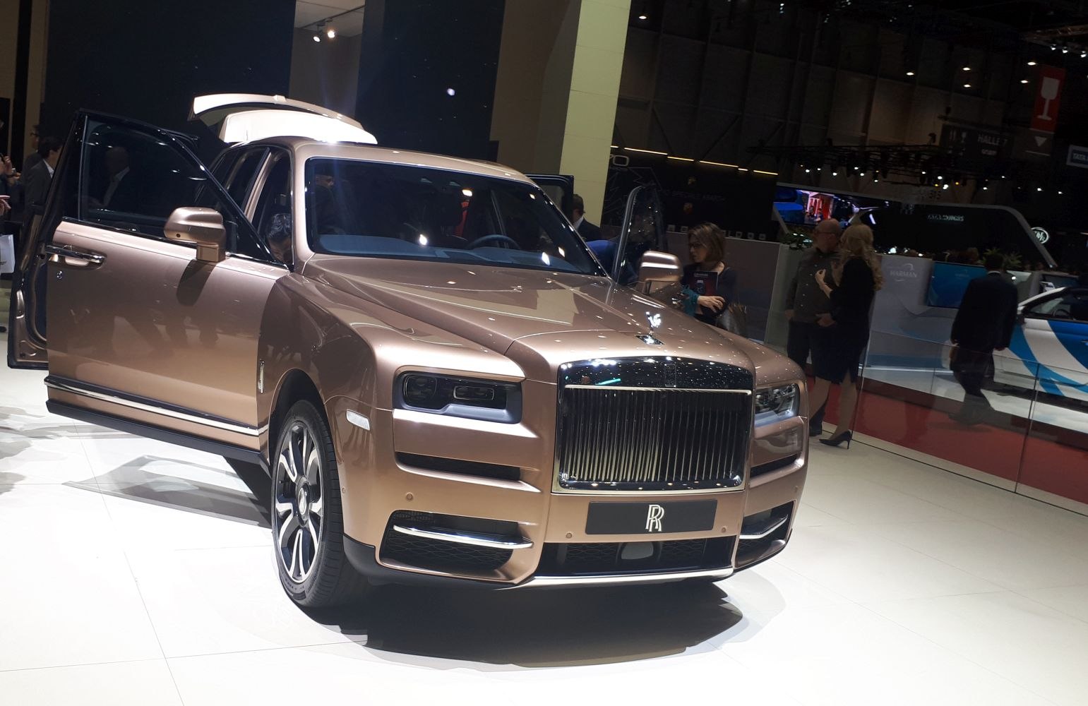 https://totalrenting.es/wp-content/uploads/2022/10/rolls-royce-cullinan-2019-6-7-v12-571-cv-awd-automatic-suv-3.png