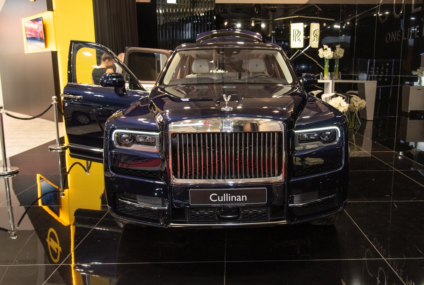https://totalrenting.es/wp-content/uploads/2022/10/rolls-royce-cullinan-2019-6-7-v12-571-cv-awd-automatic-suv-8.png