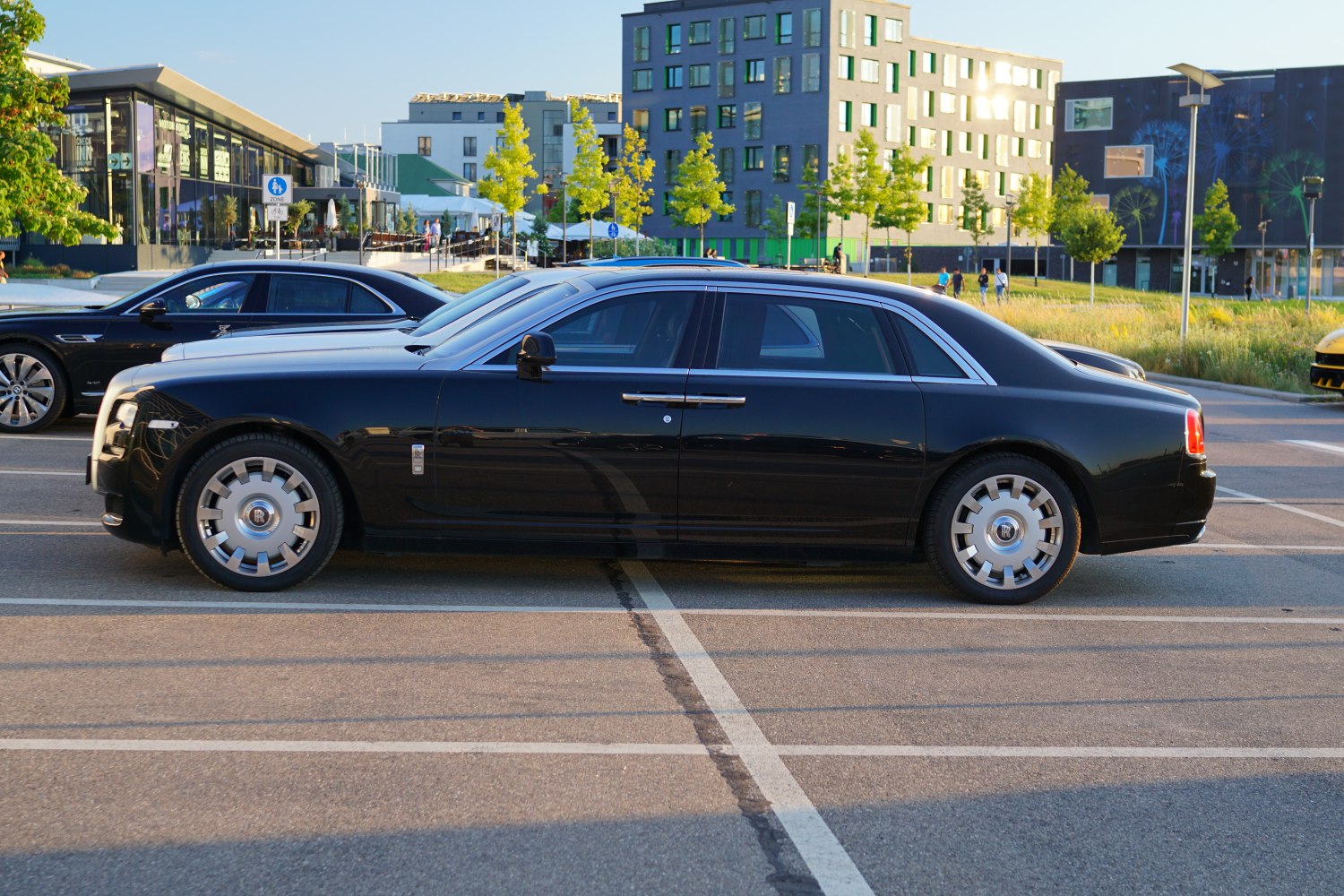 https://totalrenting.es/wp-content/uploads/2022/10/rolls-royce-ghost-extended-wheelbase-i-facelift-2014-2014-6-6-v12-570-cv-automatic-berlina-1.png