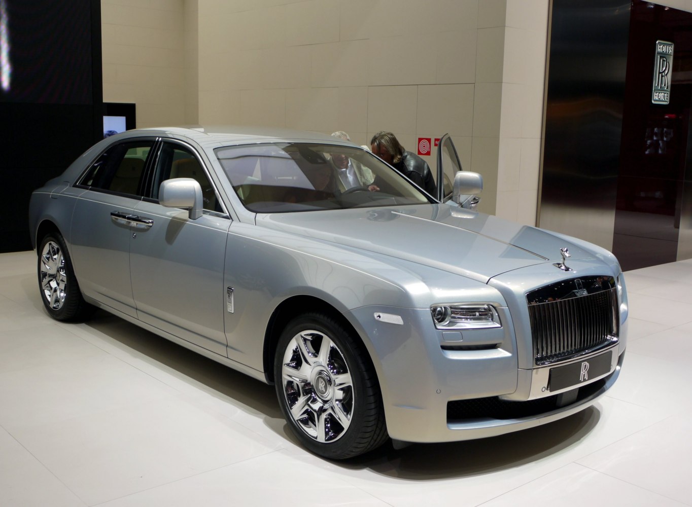 https://totalrenting.es/wp-content/uploads/2022/10/rolls-royce-ghost-i-2010-6-6-v12-48v-570-cv-berlina-1.png