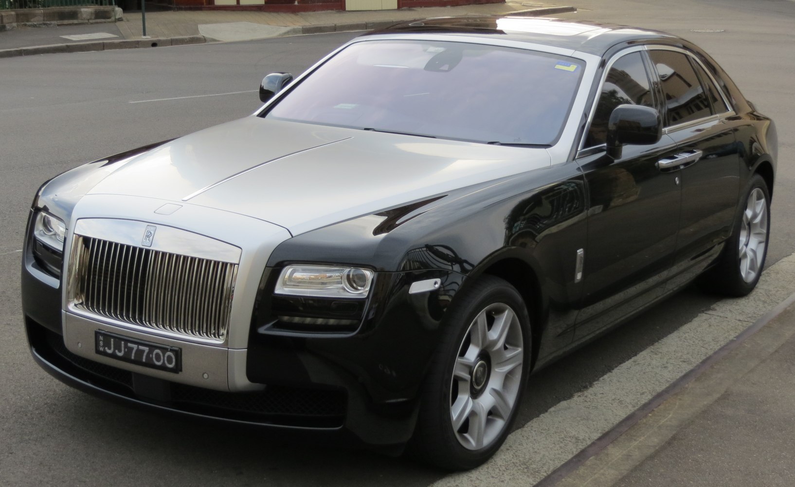 https://totalrenting.es/wp-content/uploads/2022/10/rolls-royce-ghost-i-2010-6-6-v12-48v-570-cv-berlina-3.png