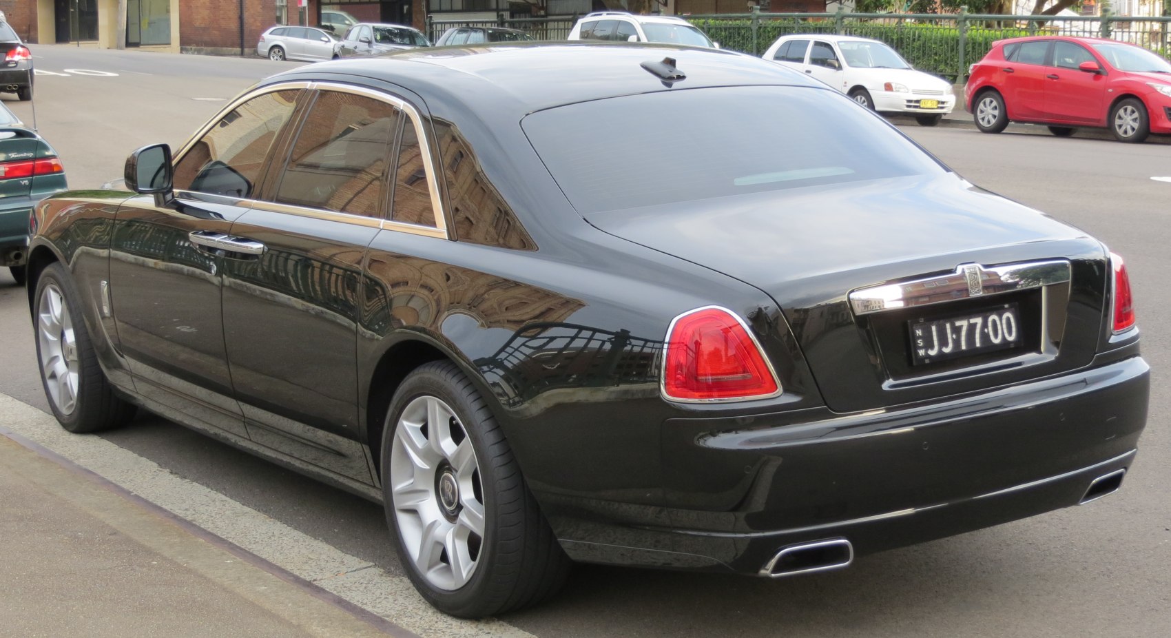 https://totalrenting.es/wp-content/uploads/2022/10/rolls-royce-ghost-i-2010-6-6-v12-48v-570-cv-berlina-4.png