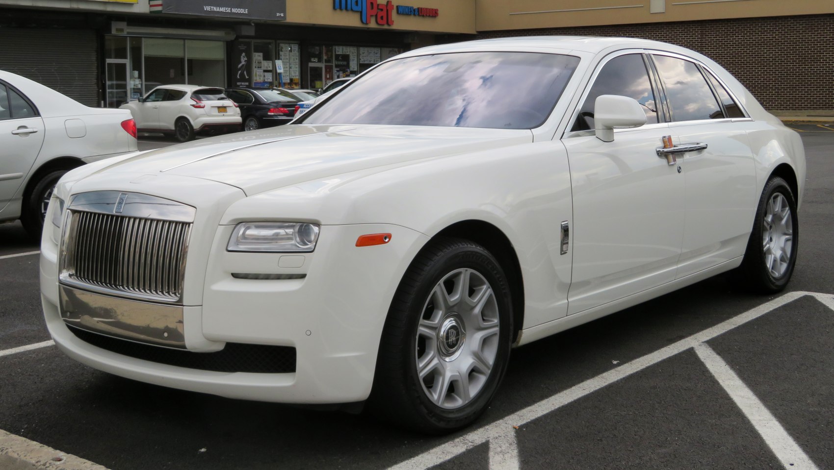 https://totalrenting.es/wp-content/uploads/2022/10/rolls-royce-ghost-i-2010-6-6-v12-48v-570-cv-berlina-6.png