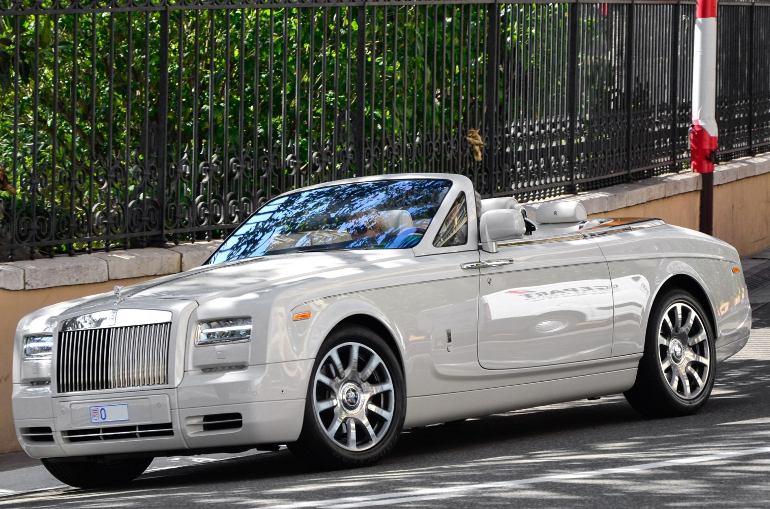 https://totalrenting.es/wp-content/uploads/2022/10/rolls-royce-phantom-drophead-coupe-facelift-2012-2012-6-7-v12-460-cv-automatic-cabriolet.png