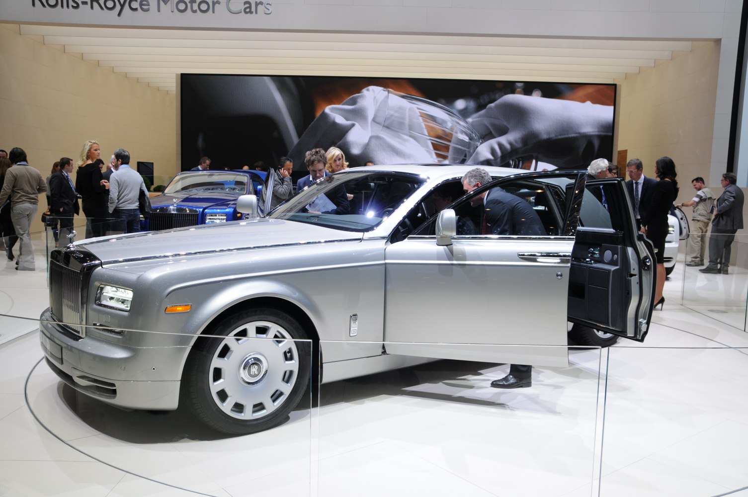 https://totalrenting.es/wp-content/uploads/2022/10/rolls-royce-phantom-vii-facelift-2012-2012-6-7-v12-460-cv-automatic-berlina-4.png