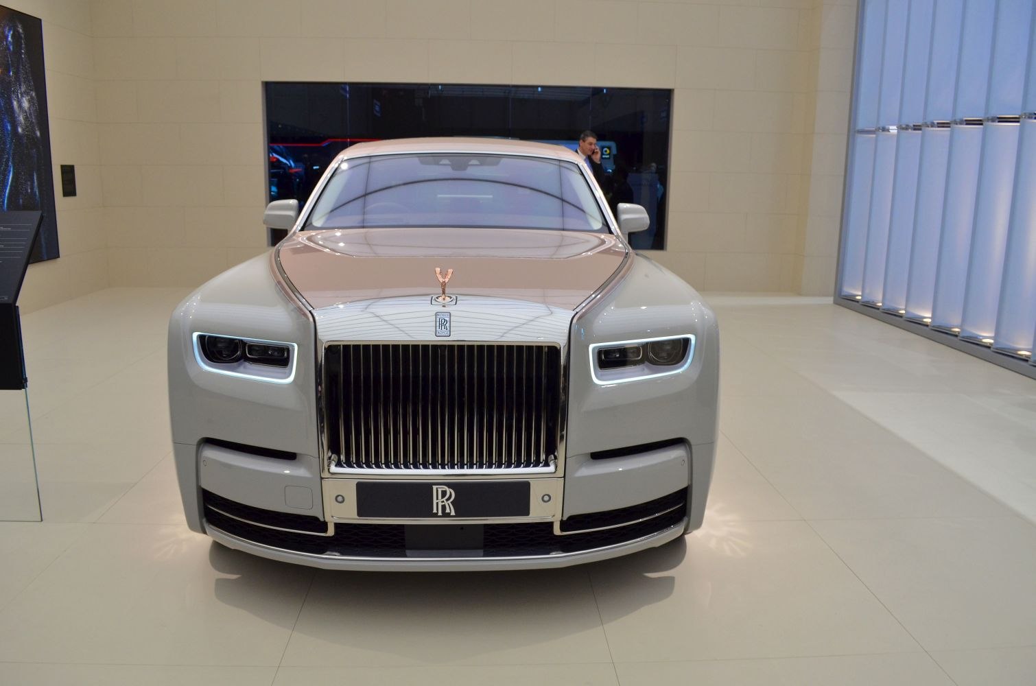 https://totalrenting.es/wp-content/uploads/2022/10/rolls-royce-phantom-viii-2018-6-7-v12-571-cv-automatic-berlina-19.png