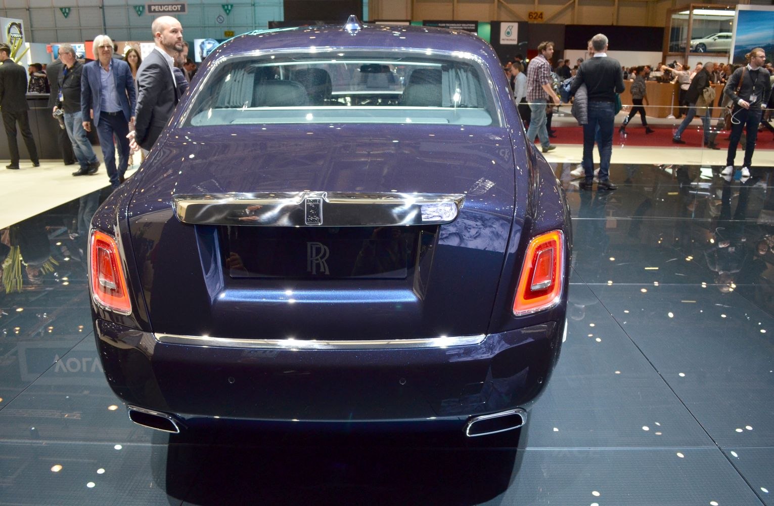 https://totalrenting.es/wp-content/uploads/2022/10/rolls-royce-phantom-viii-2018-6-7-v12-571-cv-automatic-berlina-4.png