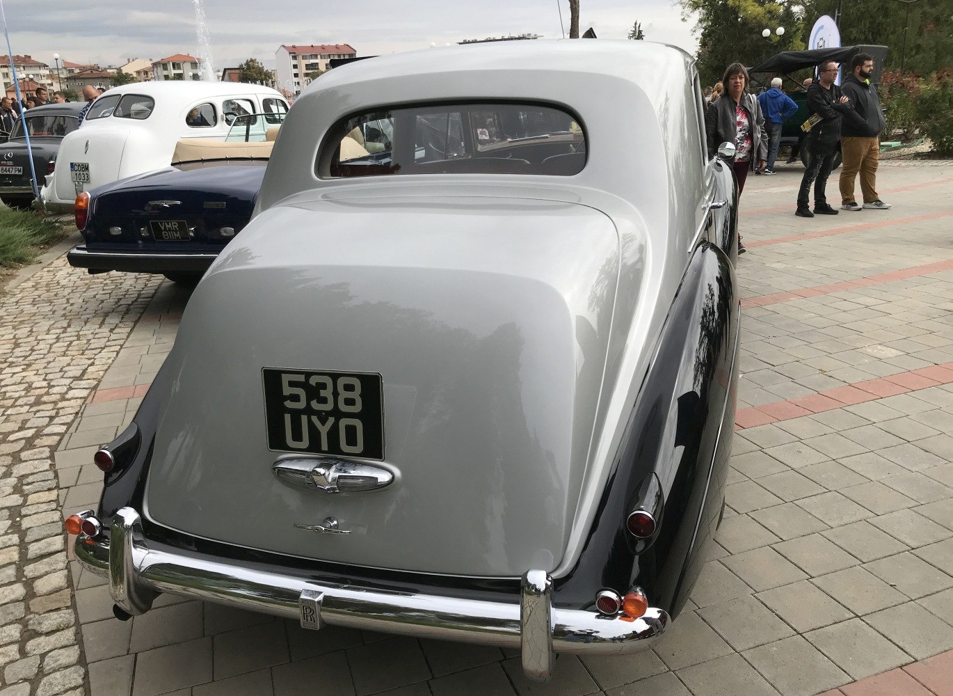 https://totalrenting.es/wp-content/uploads/2022/10/rolls-royce-silver-dawn-1949-4-6-128-cv-automatic-berlina-4.png