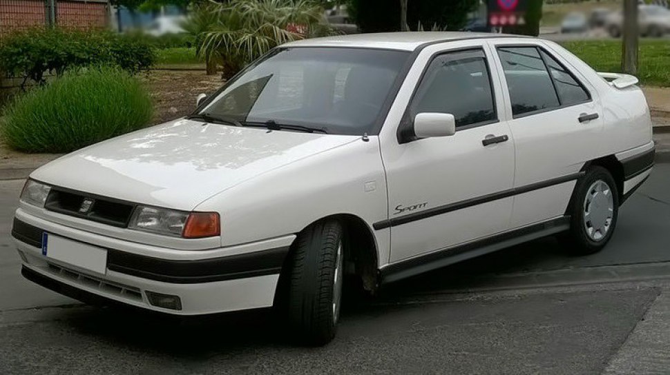 https://totalrenting.es/wp-content/uploads/2022/10/seat-toledo-i-1l-1991-1-6-72-cv-berlina.png