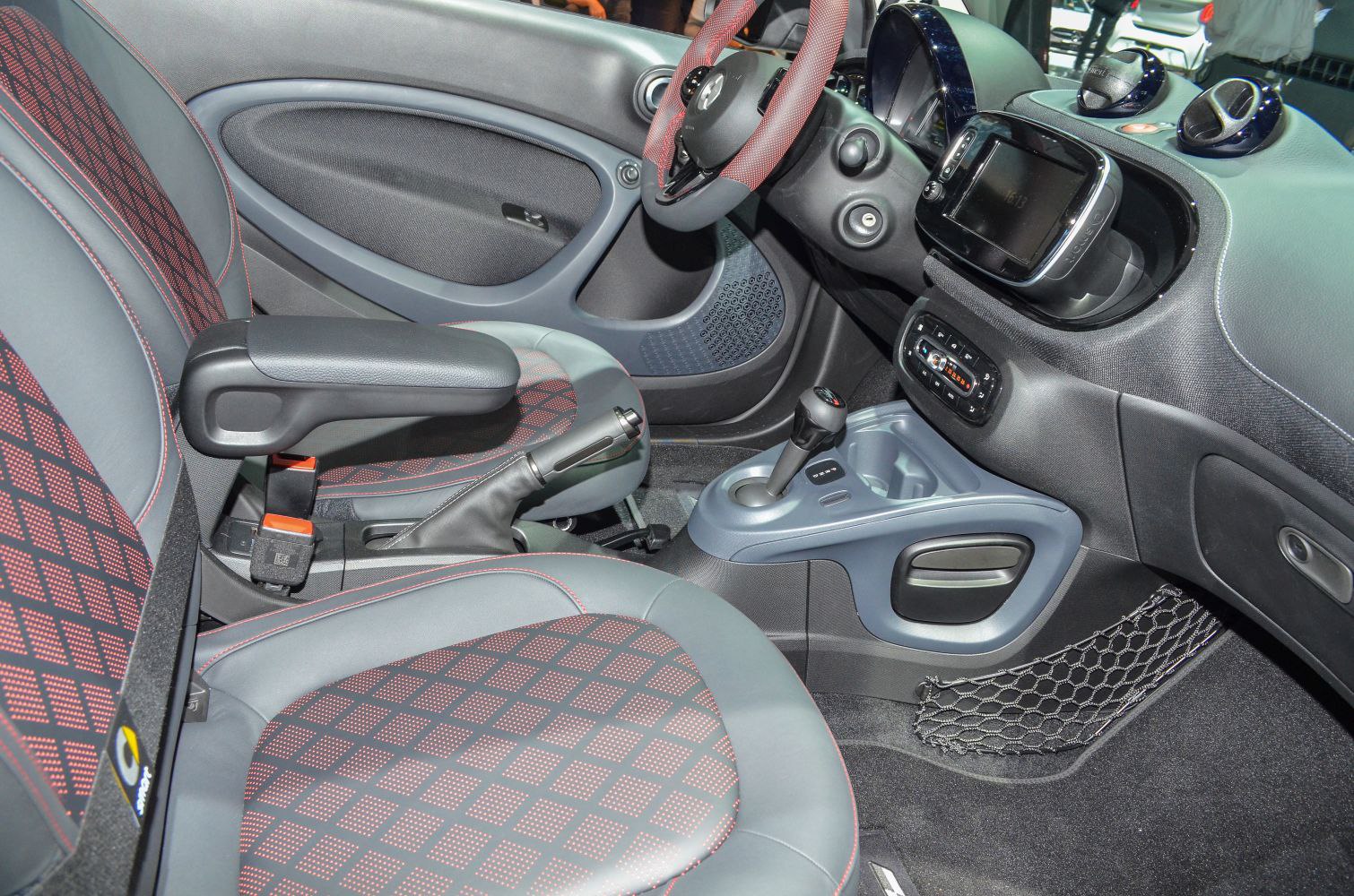 https://totalrenting.es/wp-content/uploads/2022/10/smart-eq-fortwo-c453-2018-17-6-kwh-82-cv-coupe-11.png