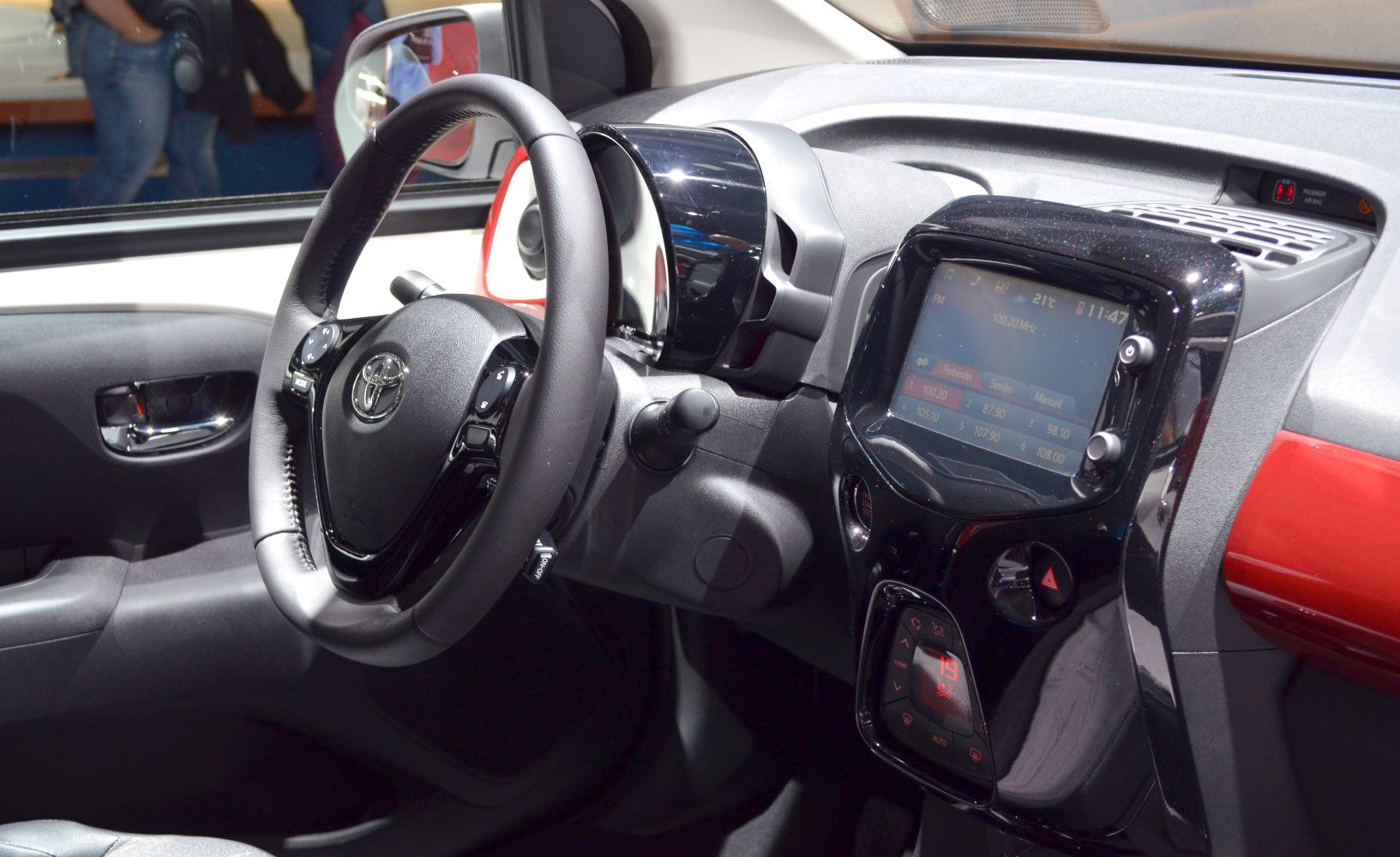 https://totalrenting.es/wp-content/uploads/2022/10/toyota-aygo-ii-2014-1-0-vvt-i-69-cv-hatchback-13.png