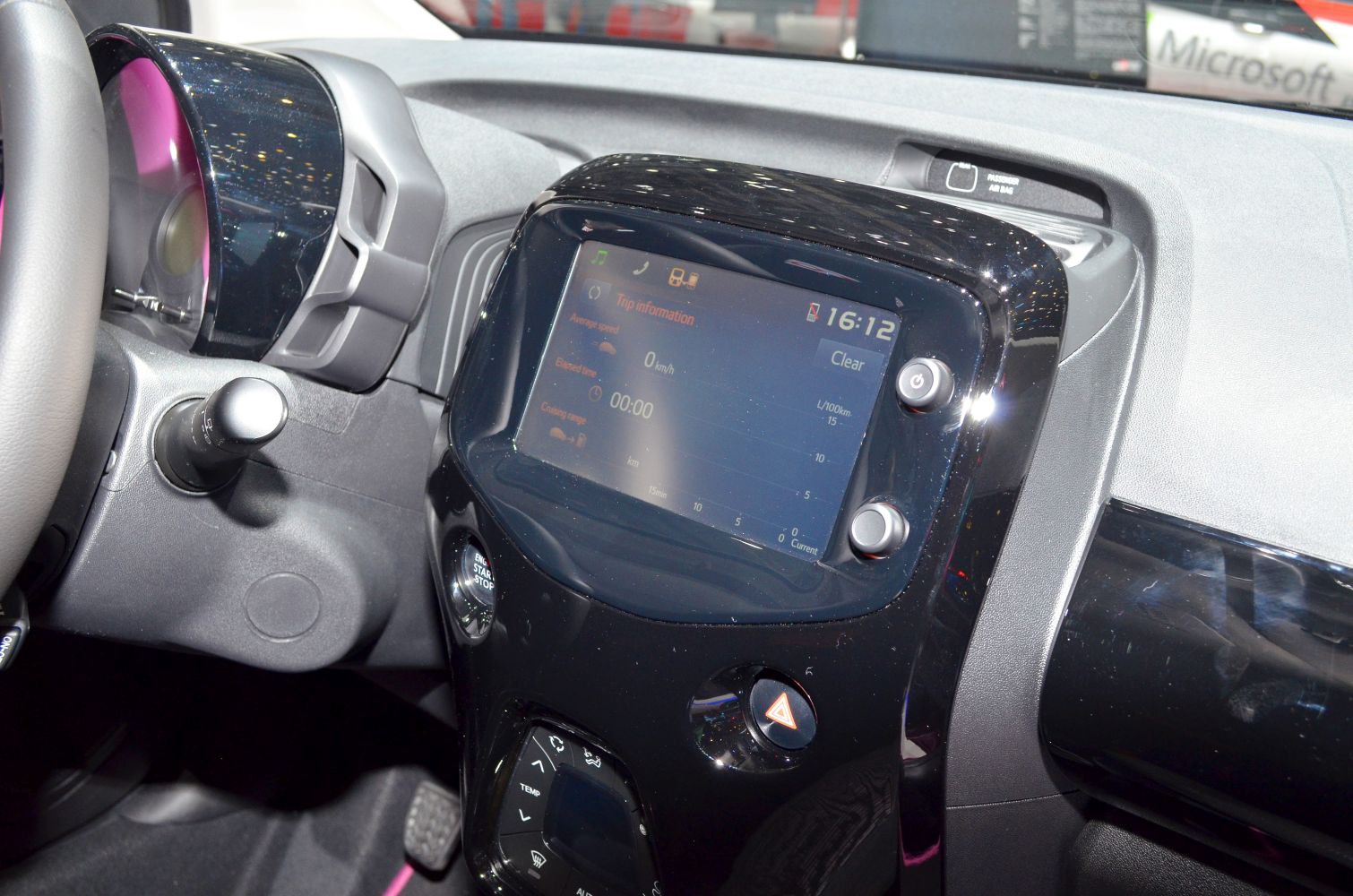 https://totalrenting.es/wp-content/uploads/2022/10/toyota-aygo-ii-facelift-2018-2018-1-0-vvt-i-72-cv-hatchback-11.png