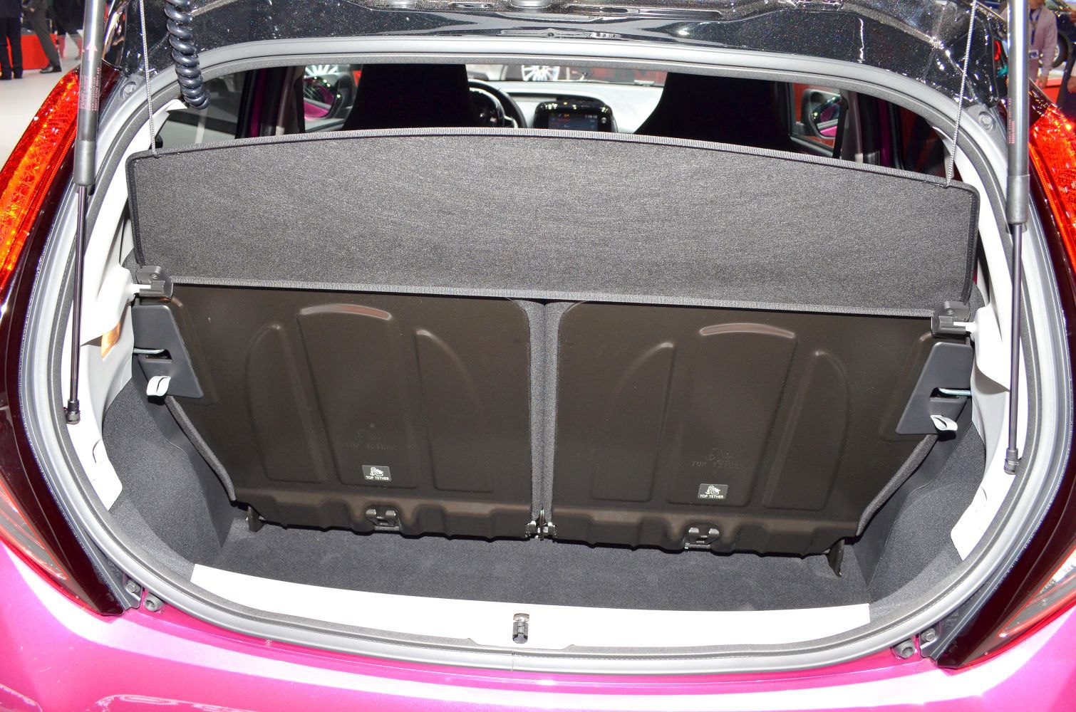 https://totalrenting.es/wp-content/uploads/2022/10/toyota-aygo-ii-facelift-2018-2018-1-0-vvt-i-72-cv-hatchback-8.png