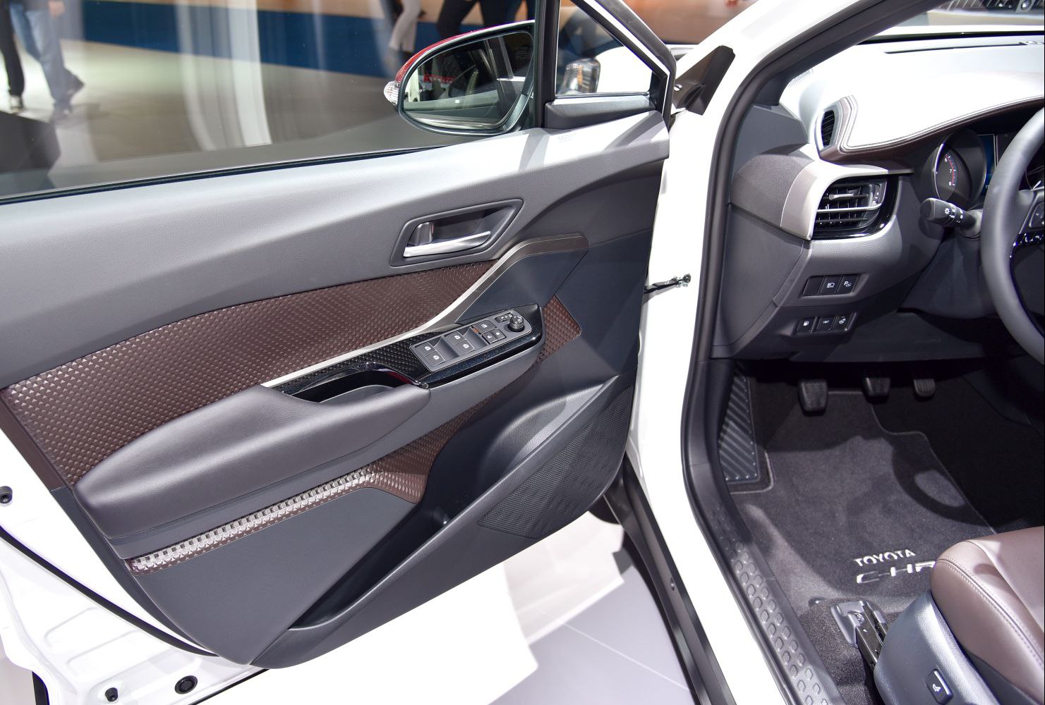 https://totalrenting.es/wp-content/uploads/2022/10/toyota-c-hr-2017-1-2-116-cv-suv-7.png