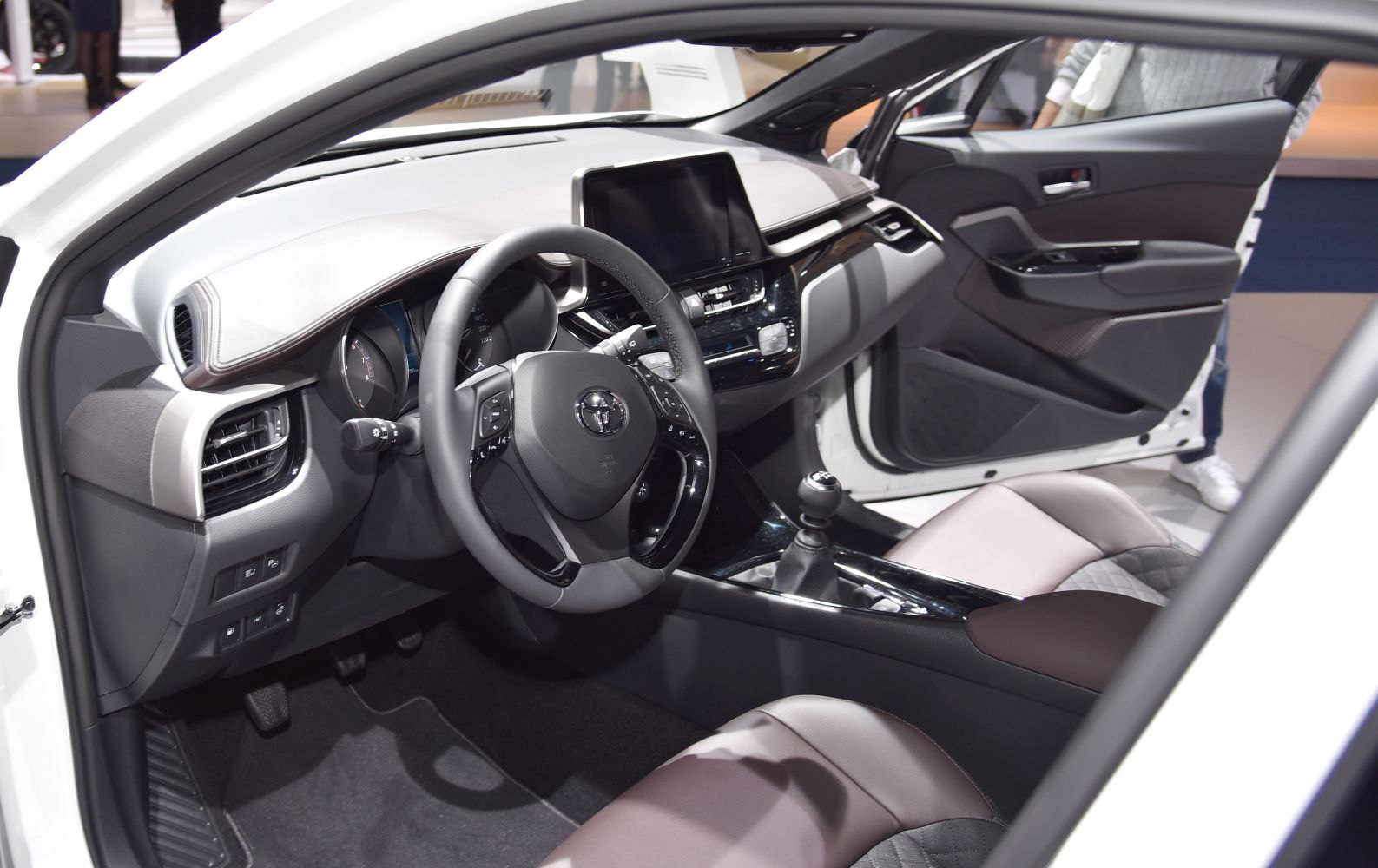 https://totalrenting.es/wp-content/uploads/2022/10/toyota-c-hr-2017-1-2-116-cv-suv-8.png