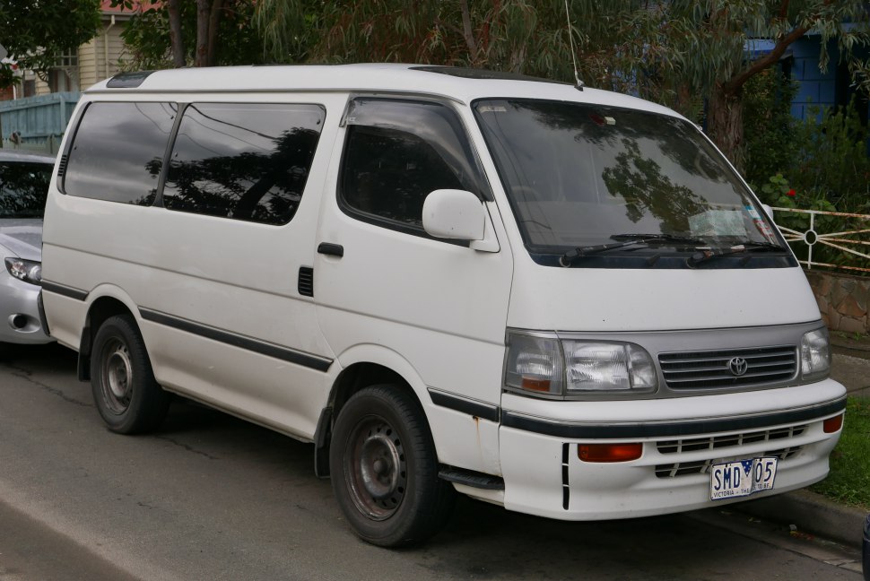 https://totalrenting.es/wp-content/uploads/2022/10/toyota-hiace-1989-2-0i-110-cv-minivan.png