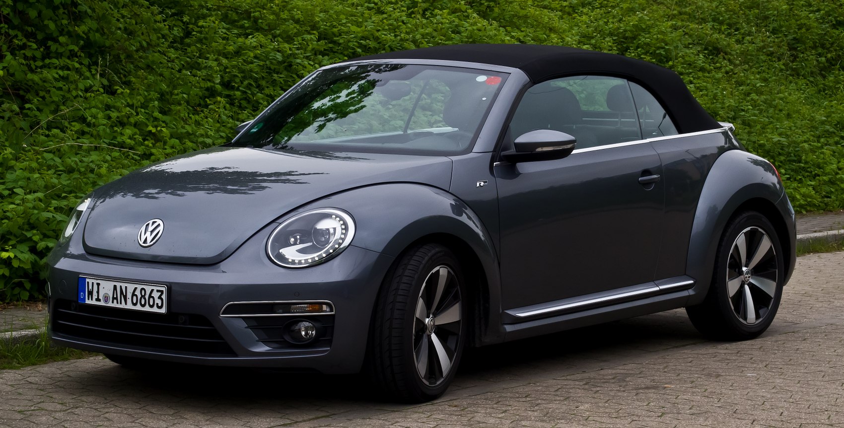 https://totalrenting.es/wp-content/uploads/2022/10/volkswagen-beetle-convertible-a5-2013-1-2-tsi-105-cv-dsg-cabriolet.png