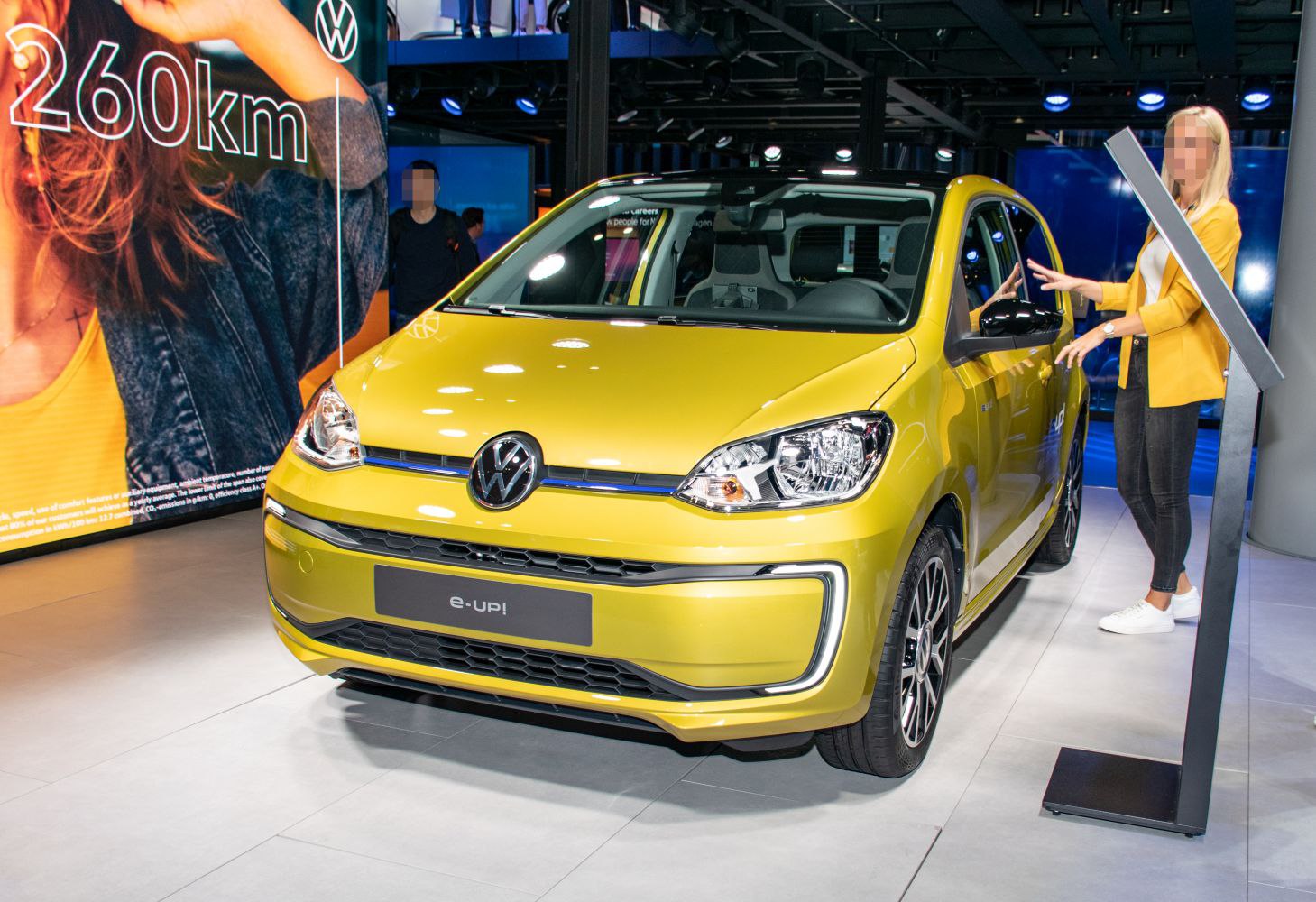 https://totalrenting.es/wp-content/uploads/2022/10/volkswagen-e-up!-facelift-2019-2019-36-8-kwh-83-cv-hatchback-9.png