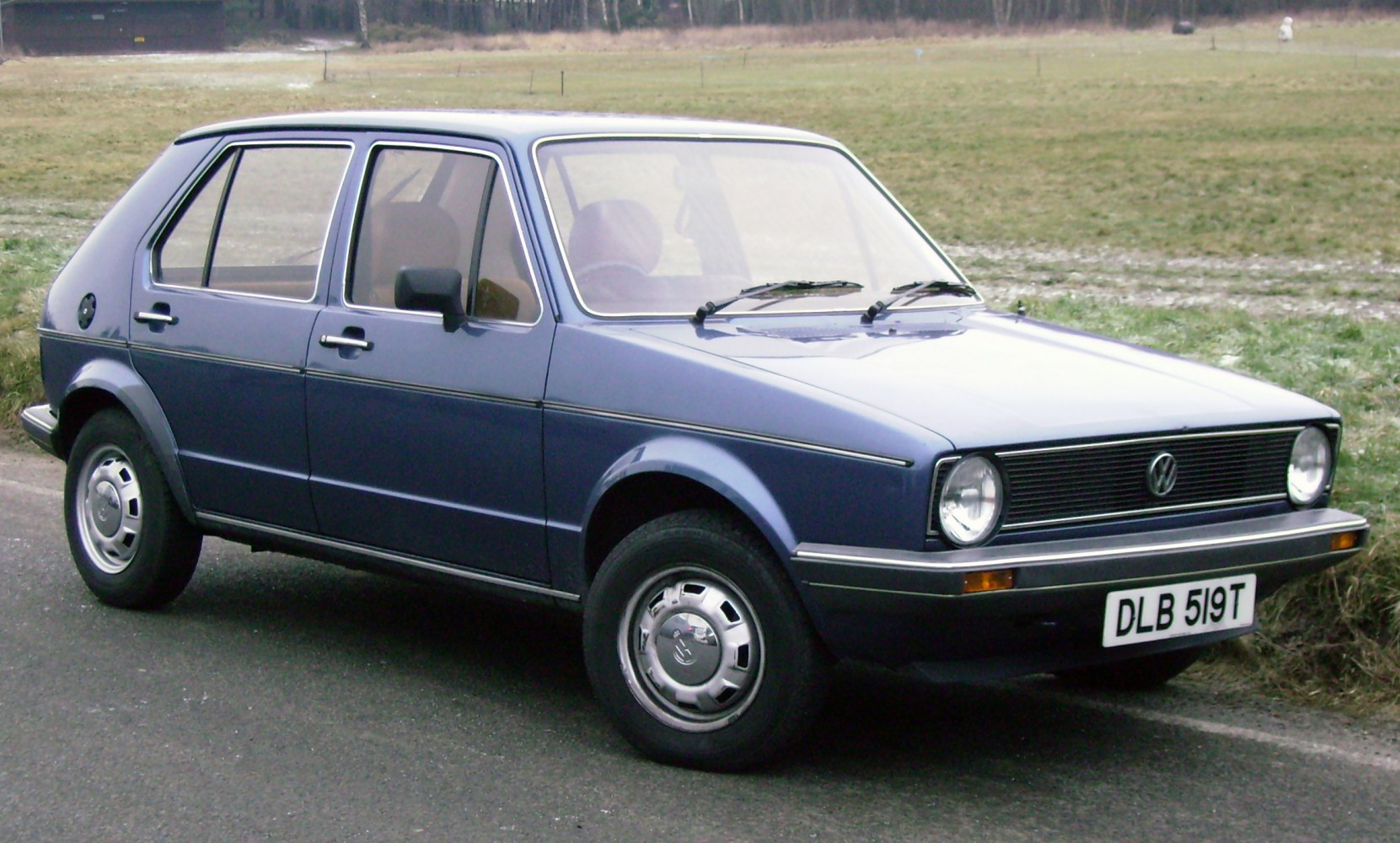 https://totalrenting.es/wp-content/uploads/2022/10/volkswagen-golf-i-5-door-1974-1-1-50-cv-hatchback.png