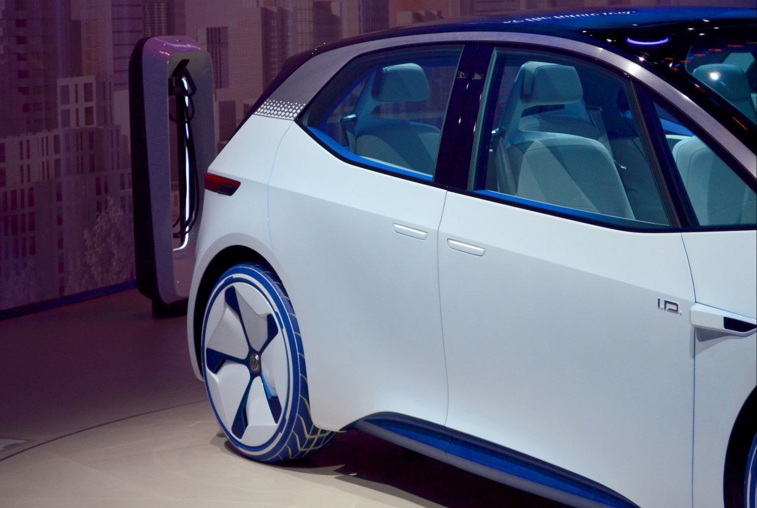 https://totalrenting.es/wp-content/uploads/2022/10/volkswagen-id-concept-2016-60-kwh-170-cv-hatchback-2.png