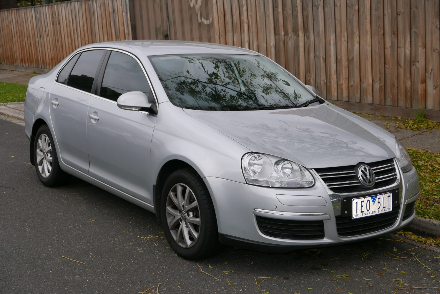 https://totalrenting.es/wp-content/uploads/2022/10/volkswagen-jetta-v-2006-1-4-tsi-122-cv-dsg-berlina.png