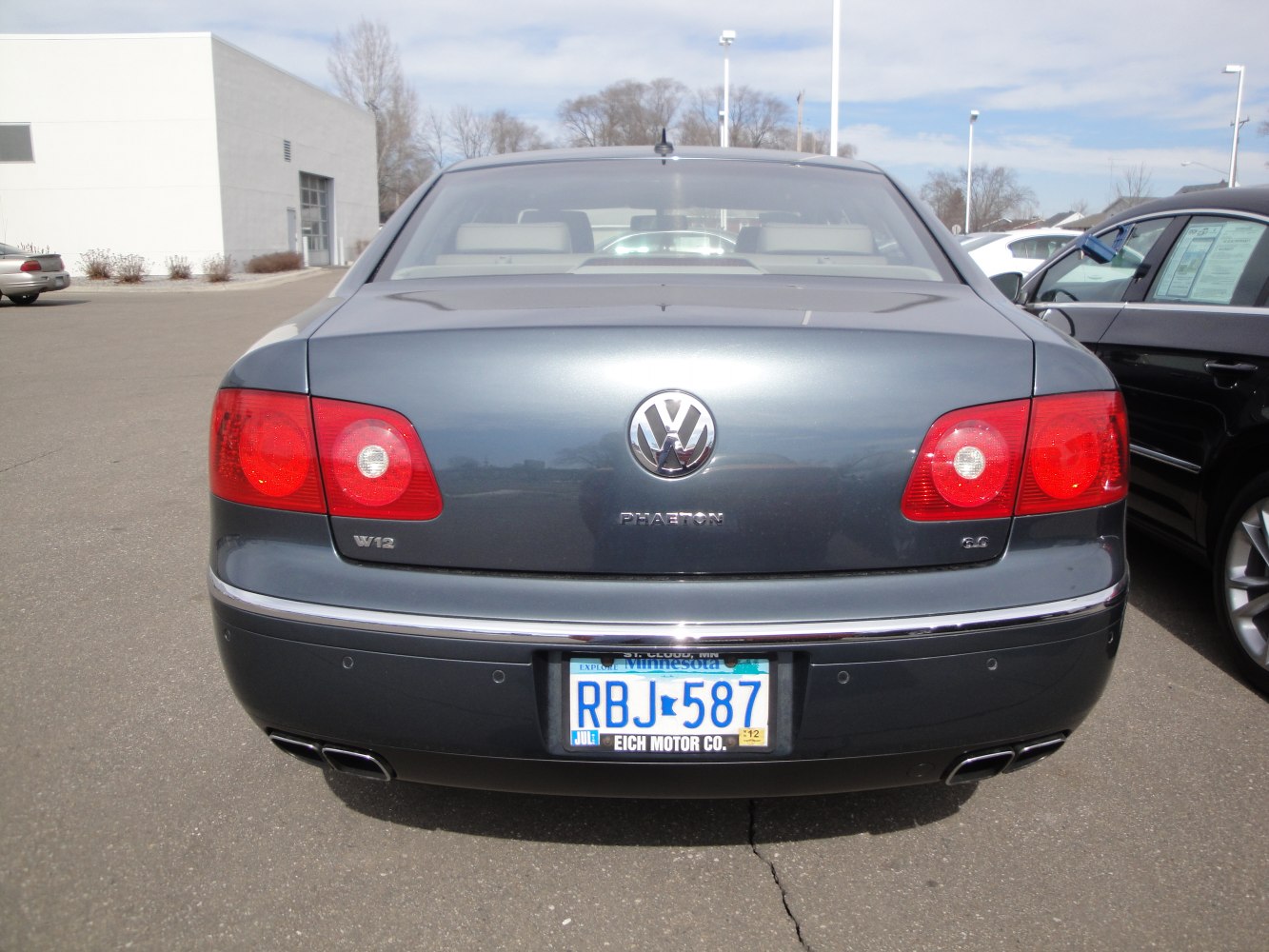 https://totalrenting.es/wp-content/uploads/2022/10/volkswagen-phaeton-2003-3-2-v6-241-cv-berlina-6.png