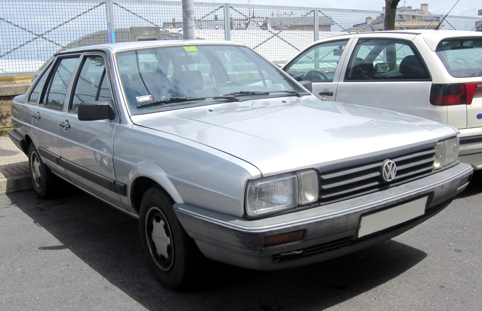 https://totalrenting.es/wp-content/uploads/2022/10/volkswagen-santana-32b-1981-1-3-60-cv-berlina.png