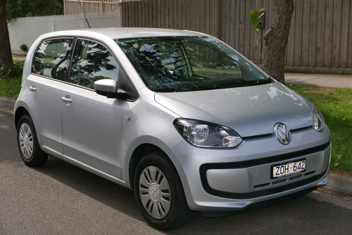 https://totalrenting.es/wp-content/uploads/2022/10/volkswagen-up!-2012-1-0-60-cv-hatchback.png