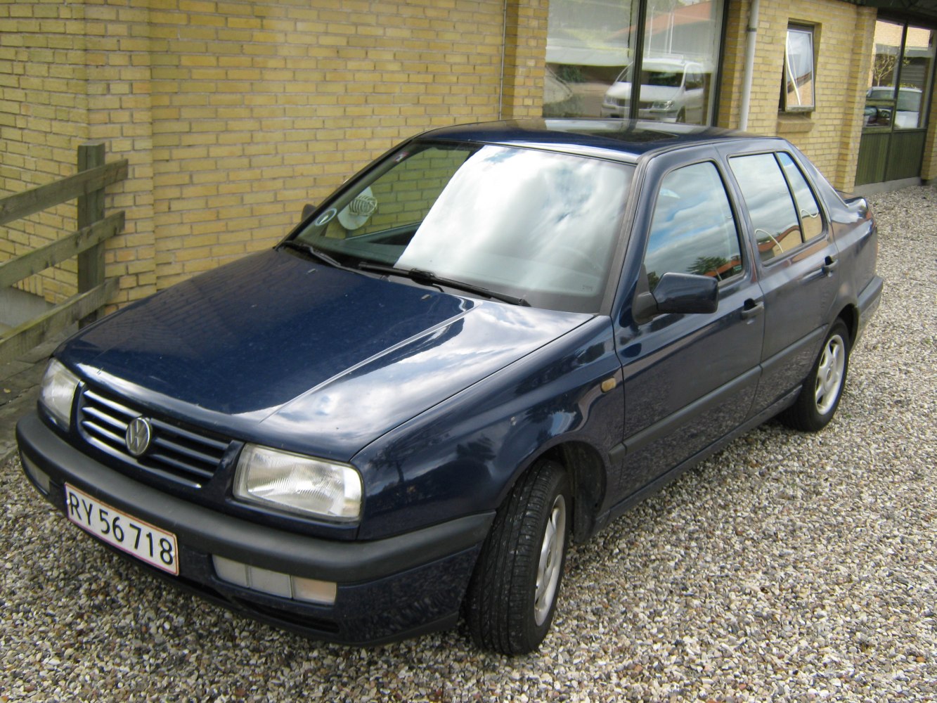 https://totalrenting.es/wp-content/uploads/2022/10/volkswagen-vento-1hx0-1992-1-6-101-cv-automatic-berlina.png