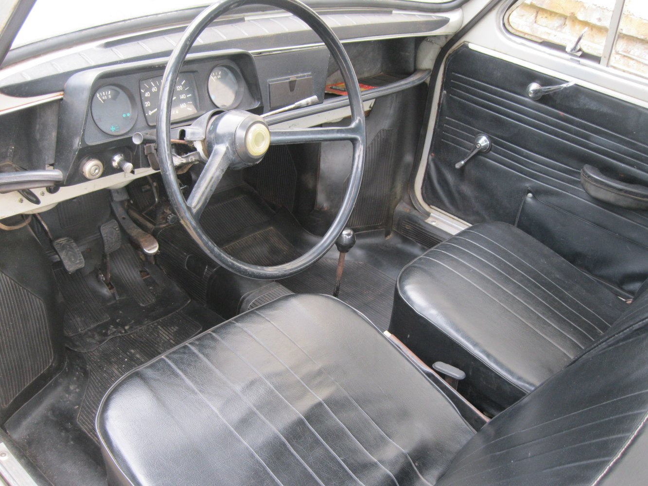 https://totalrenting.es/wp-content/uploads/2022/10/zaz-968a-1973-1-2-a-42-cv-berlina-4.png