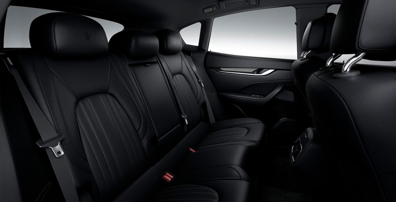 MASERATI Levante GT Hybrid interior trasera | Total Renting