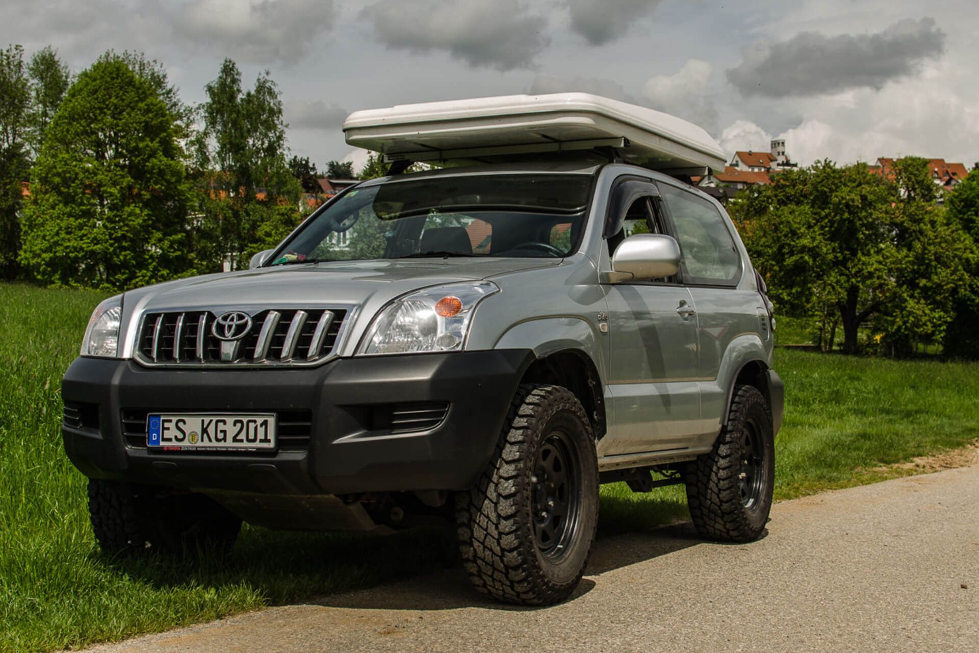 ¿Cuánto puede sobresalir la carga del coche?