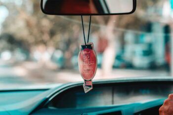 Los adornos en el espejo retrovisor del coche podría significar sanción económica