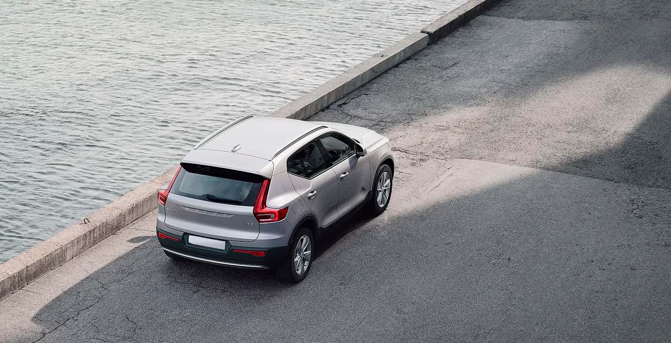 VOLVO XC40 2.0 B3 G Core Auto exterior trasera | Total Renting