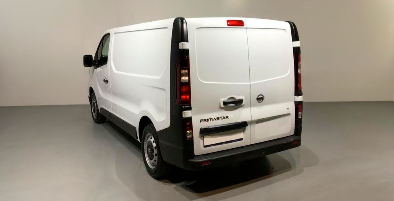Nissan Primastar Furgon L1H1 130CV exterior trasera | Total Renting