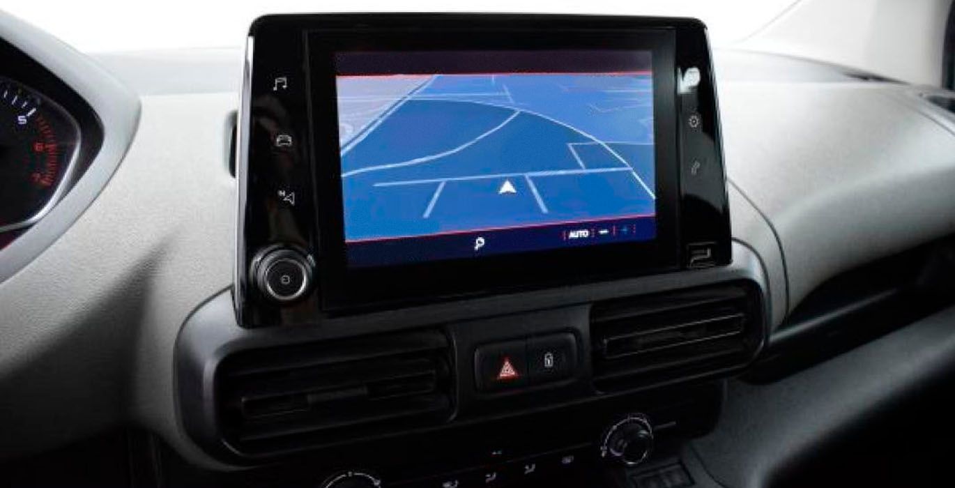 Peugeot Rifter interior delantera pantalla | Total Renting