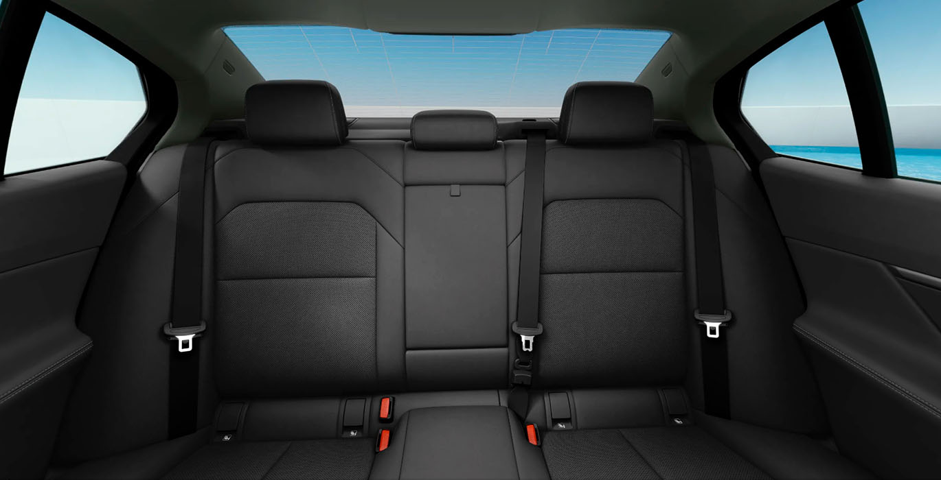BMW Serie 5 520d nuevo interior trasera | Total Renting