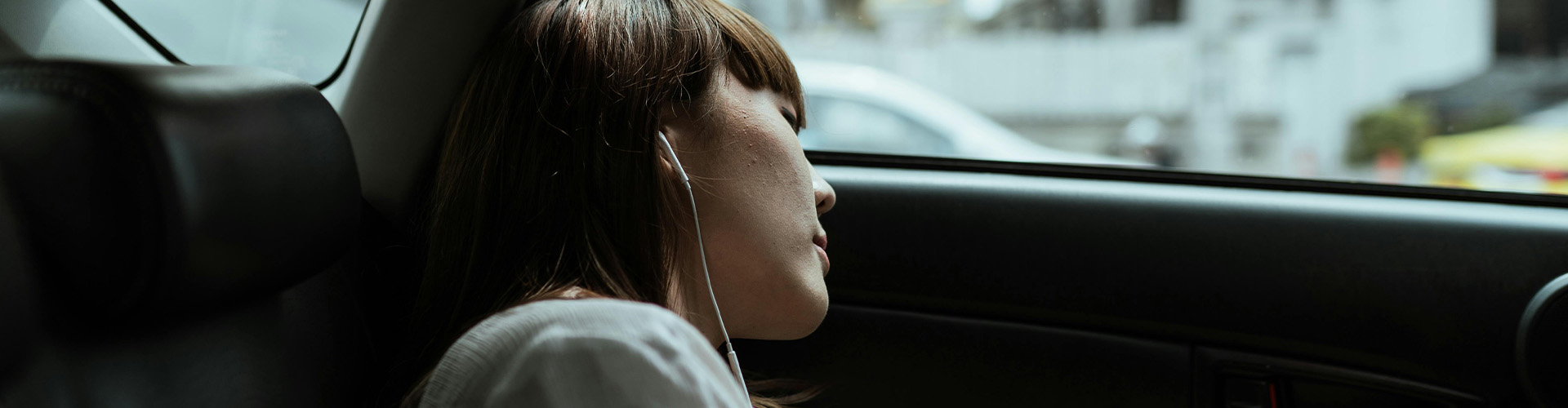 ¿Es legal dormir en el coche? Conoce la normativa y evita multas