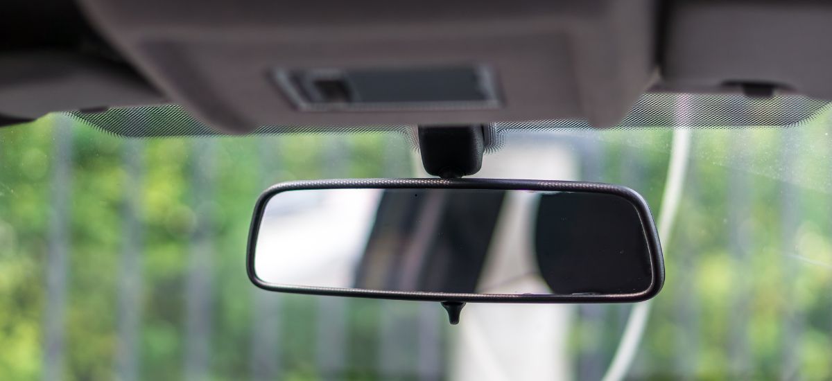 ¿Cómo ajustar los espejos retrovisores del coche para evitar puntos ciegos?