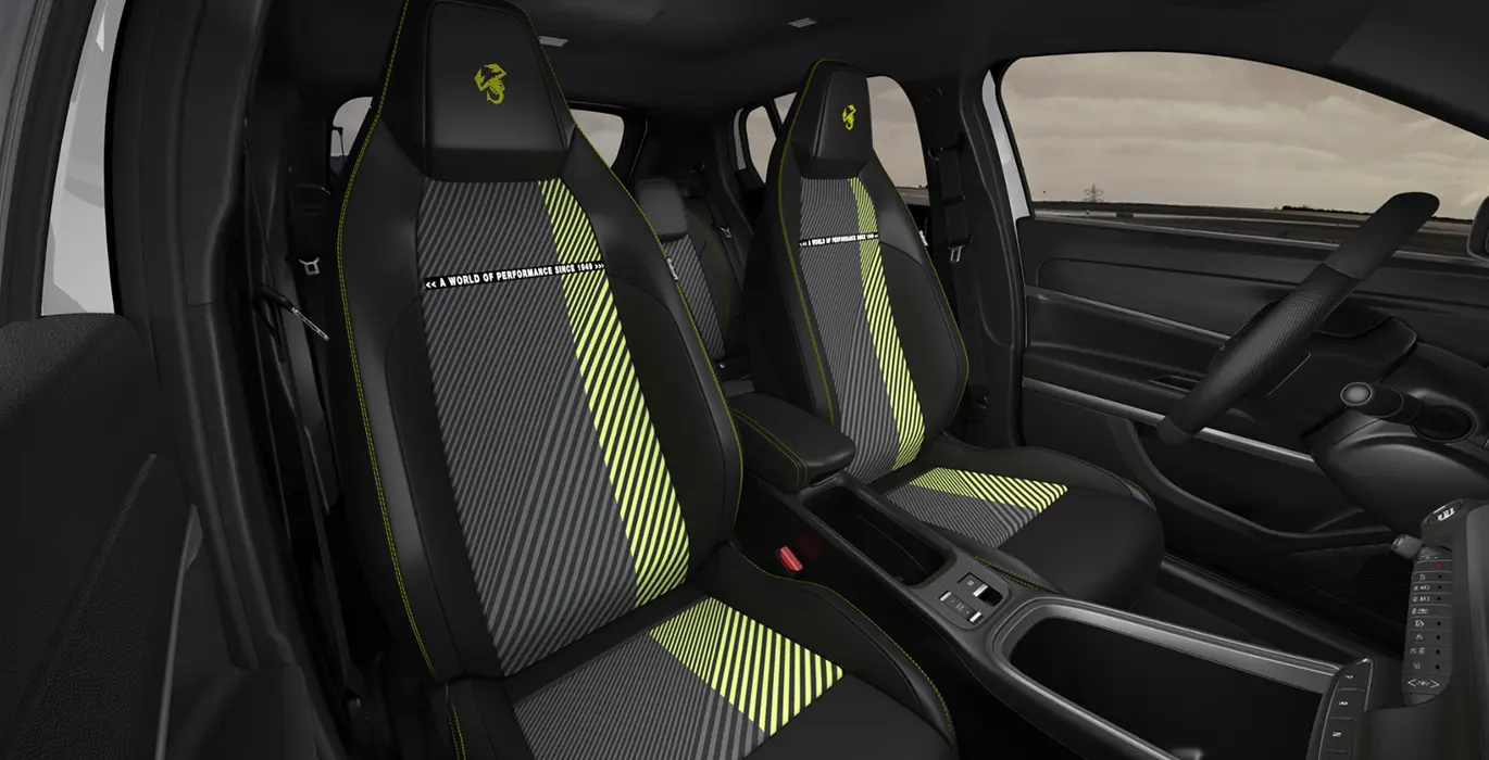 Abarth 600e Turismo interior trasera | Total Renting