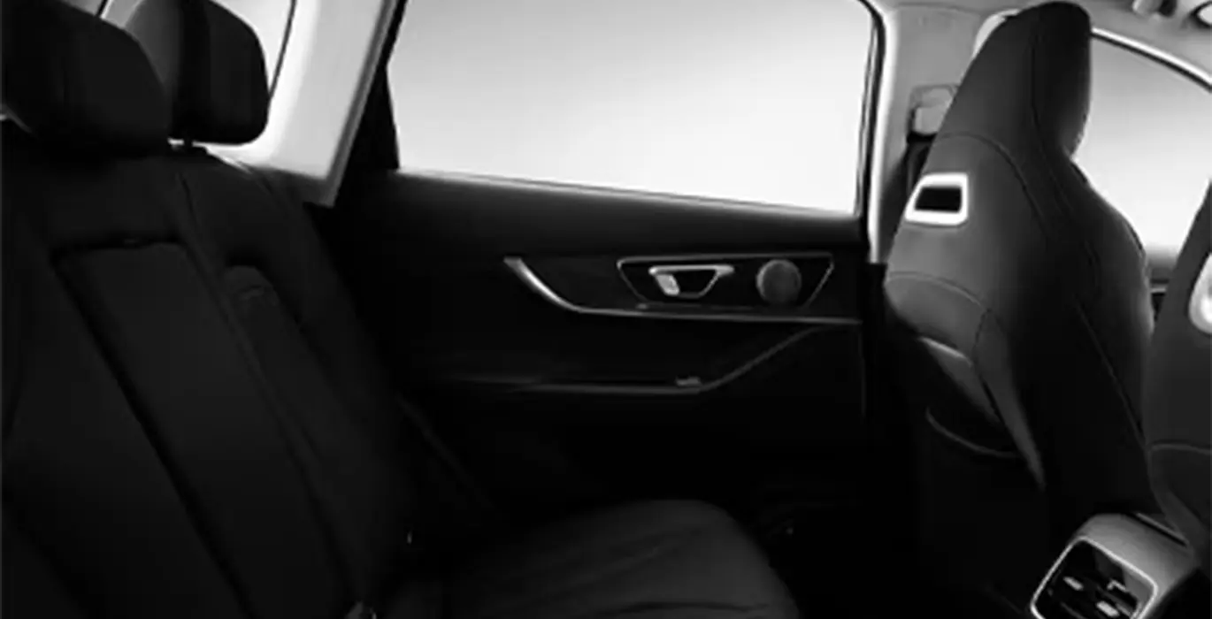EBRO S700 1.6 TGDI Luxury 7 DCT interior trasera | Total Renting